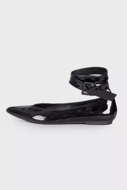Lacquered ballerinas with a strap