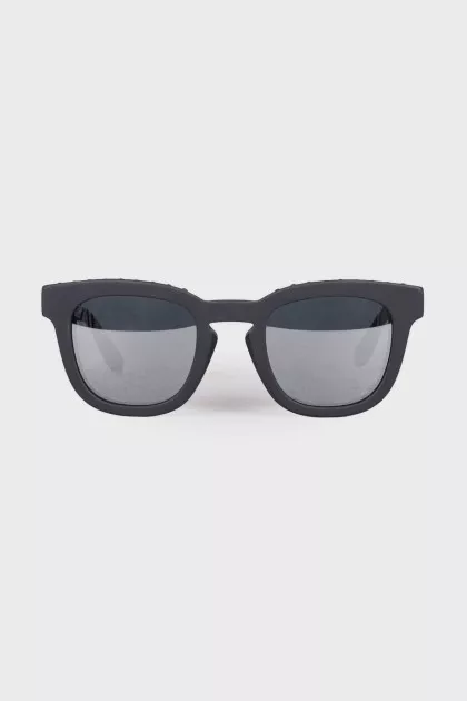 Matte sunglasses with rhinestones