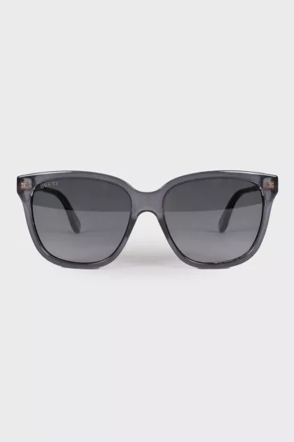 Sunglasses with brand logo