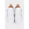 Білі кросівки зі сріблястою фурнітурою
