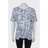 White T-shirt in blue print