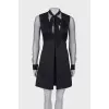 Dress close-fitting in the waist with mesh