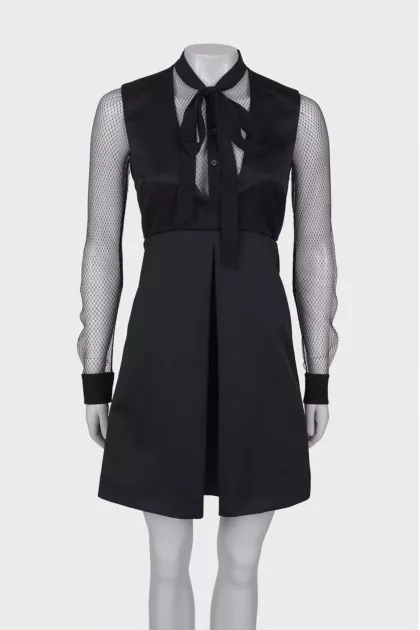 Dress close-fitting in the waist with mesh