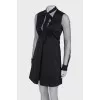 Dress close-fitting in the waist with mesh