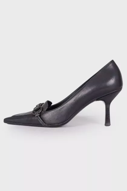 Black pointy-toe shoes
