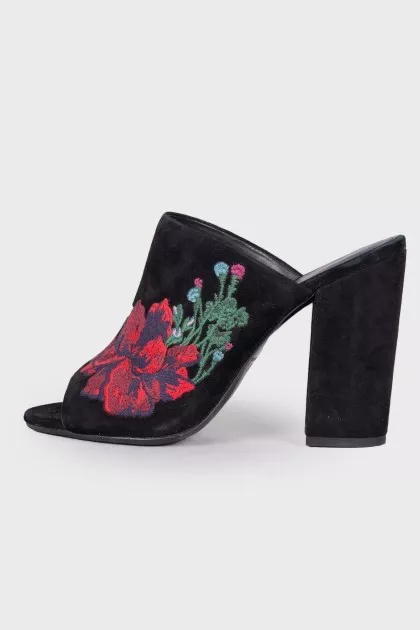 Suede sandals with embroidery