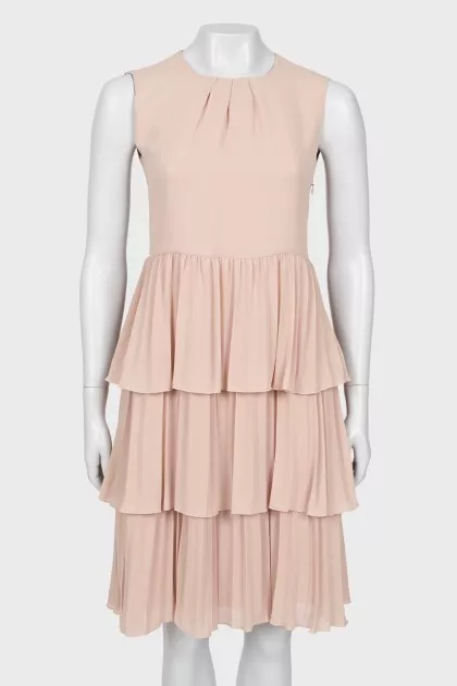 Dress with ruffles at the hem