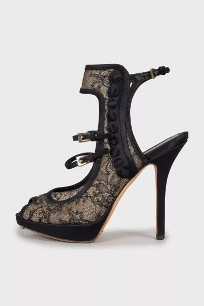 Sandals with lace