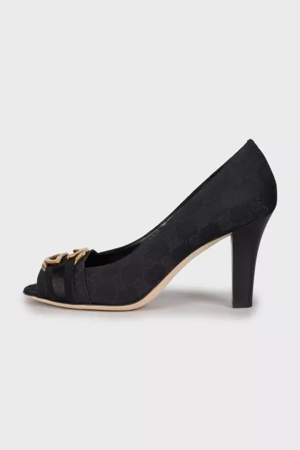 Textile shoes with brand logo