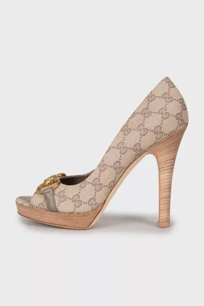 Textile shoes with wooden soles