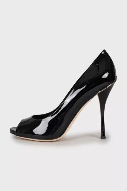 Patent leather stiletto heeled shoes 
