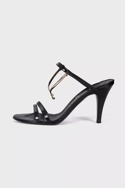 Leather sandals with metallic decoration