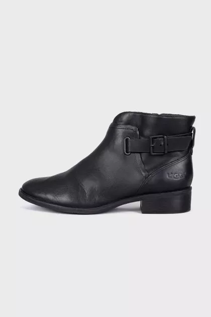 Zipped leather boots