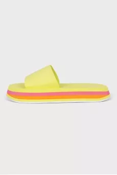 Massive slippers of the combined color
