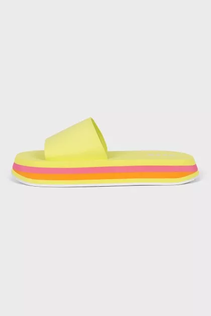 Massive slippers of the combined color
