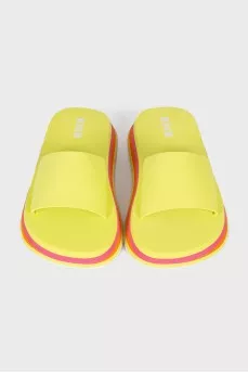 Massive slippers of the combined color