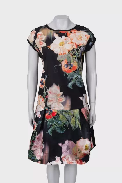 Suit with floral print skirt