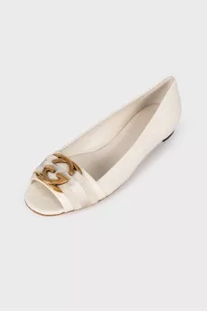 Leather flats with low heels