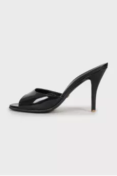 Heeled varnished mules