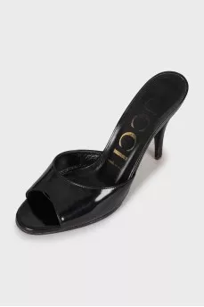 Heeled varnished mules