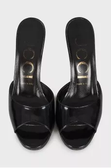 Heeled varnished mules