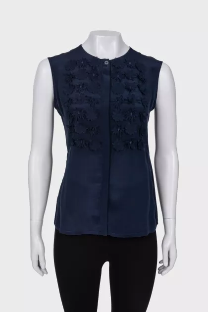 Sleeveless blouse with appliqué