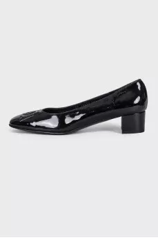 Patent shoes with medium heels