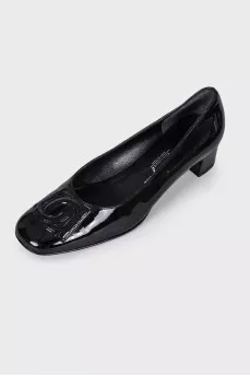 Patent shoes with medium heels