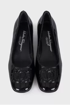 Patent shoes with medium heels