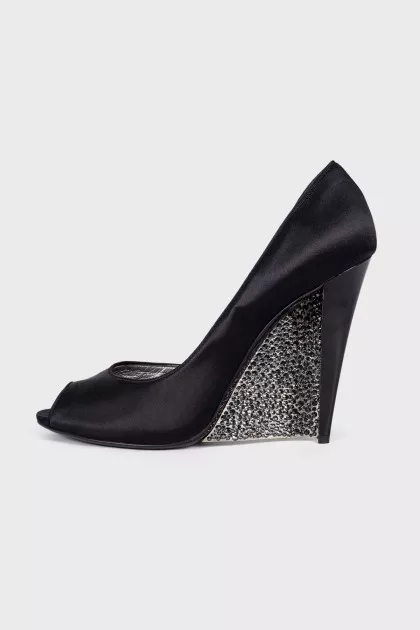 Black shoes decorated with rhinestones