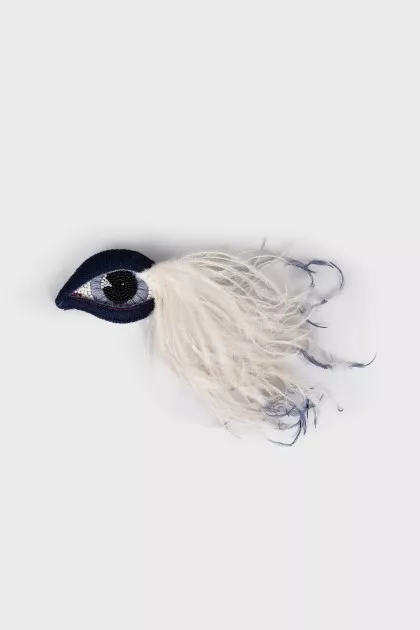 Brooch decorated with feathers