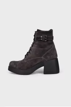 Серые ботинки из замши 