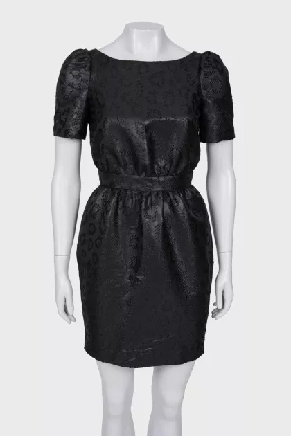 Dress with a V-neck on the back