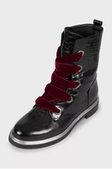 Leather boots with contrasting laces
