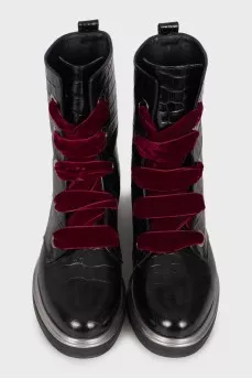 Leather boots with contrasting laces