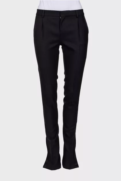 Wool trousers with slits at the bottom