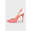 Pink pointy-toe shoes 