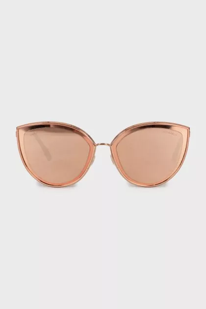 Sunglasses with mirrored lenses