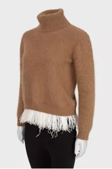 Sweater decorated with feathers at the bottom