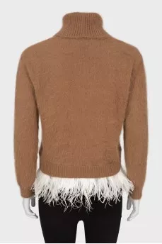 Sweater decorated with feathers at the bottom