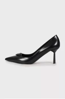 Leather shoes with brand logo