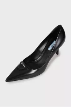 Leather shoes with brand logo