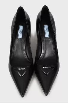 Leather shoes with brand logo