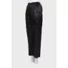 Черные брюки в цветочный принт