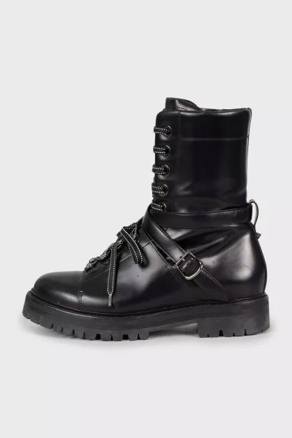 Leather boots decorated with buckle
