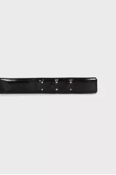 Lacquered belt with gold logo