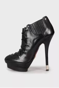 Leather ankle boots with patterned sole