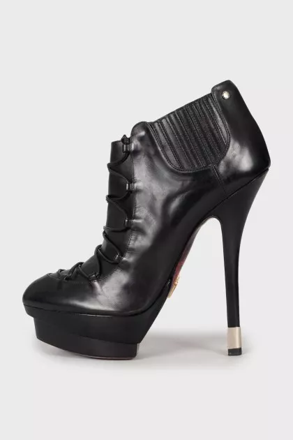 Leather ankle boots with patterned sole