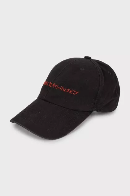 Black cap with embroidered brand logo