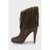 Suede ankle boots decorated with fringes